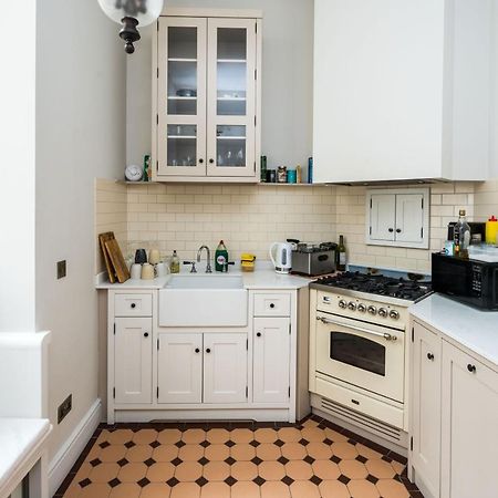 4 Bedroom House Up To 10 People At Heart Of Kensington And Chelsea Лондон Экстерьер фото